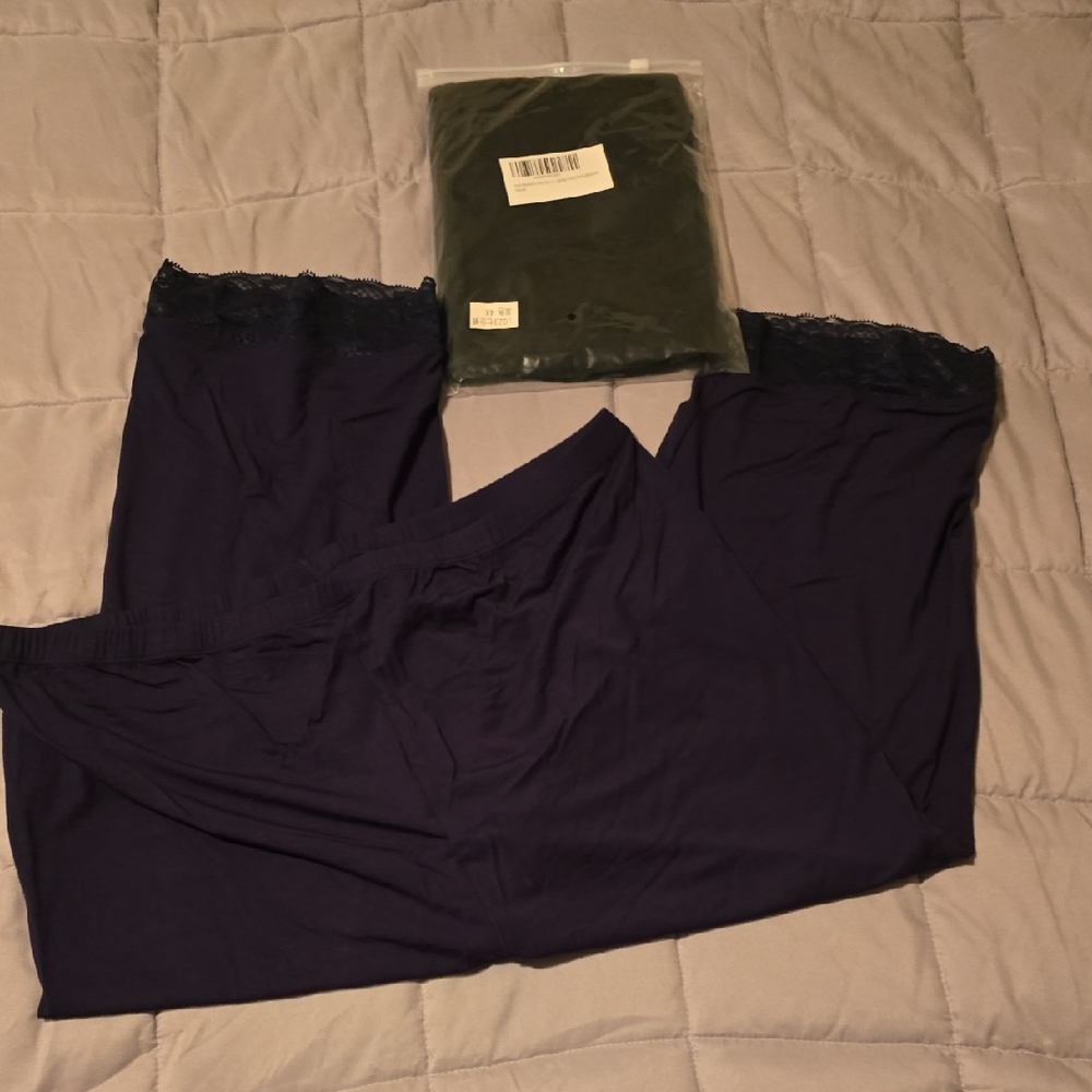 2 Pairs Of Lace Trimmed Capri Leggings